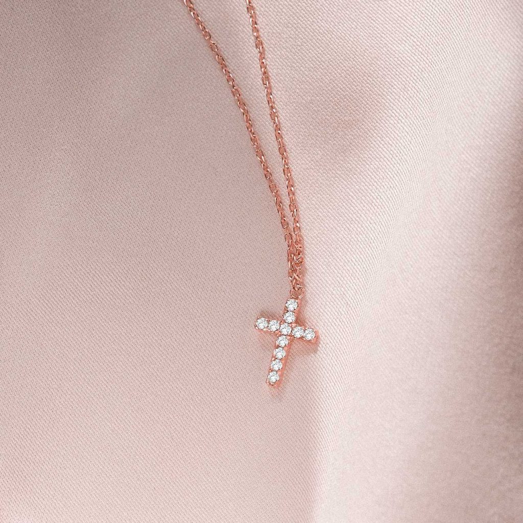 Gargantilla con cruz de diamantes y cadena de oro rosa de 18 Kt