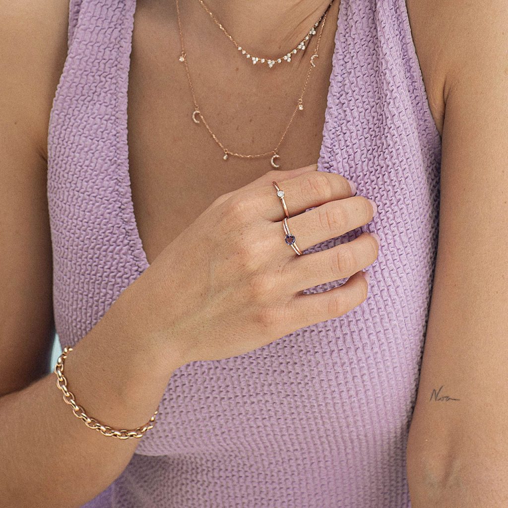 Sortija con amatista central pavé de diamantes montados en oro rosa de 18 quilates