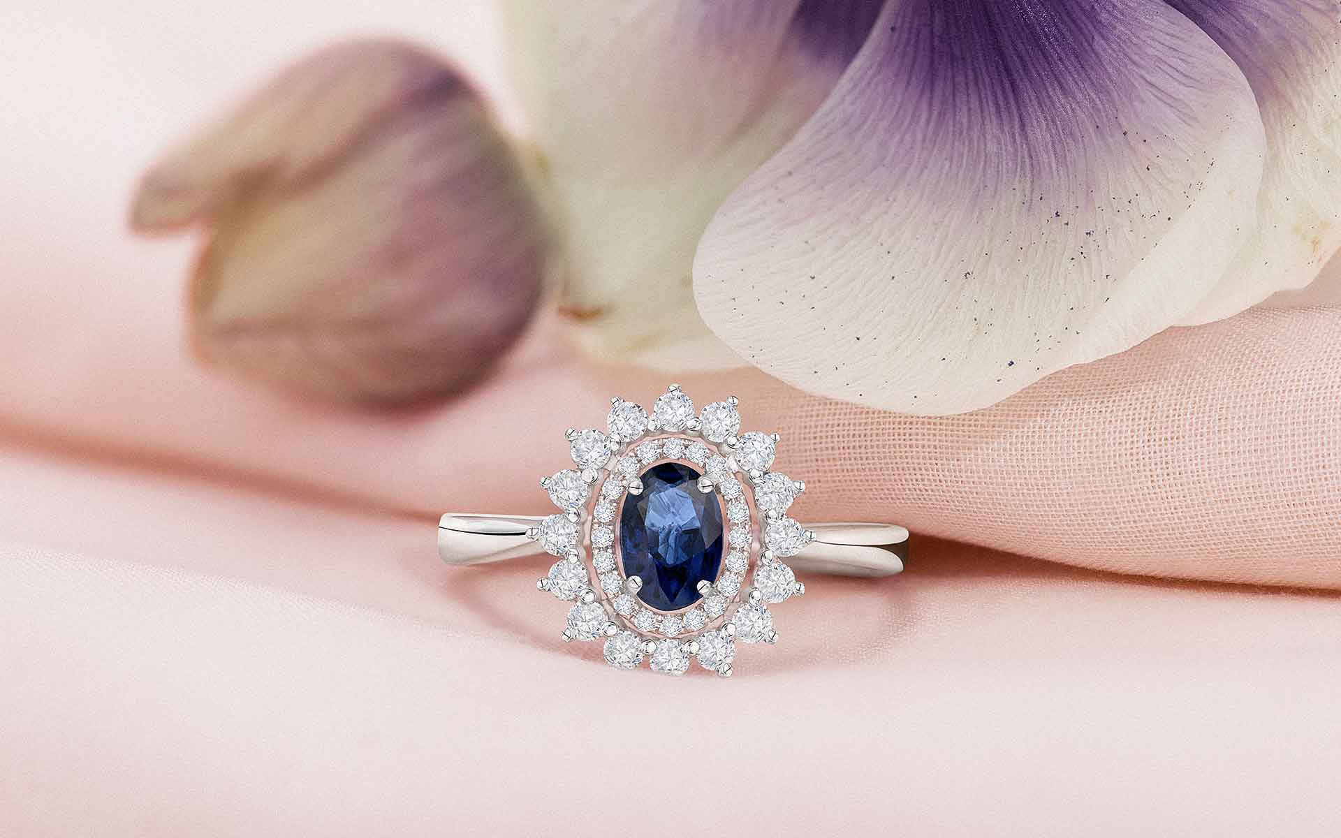 Sortija Gala de zafiro oval con doble roseta de diamantes