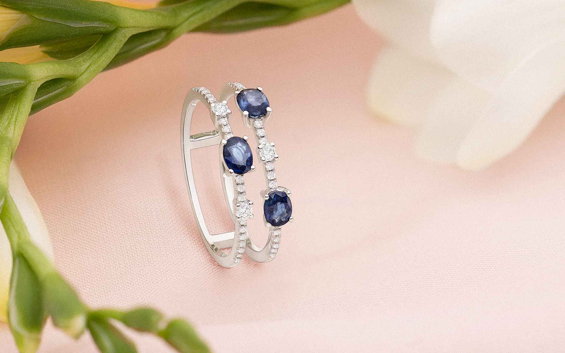 Sortija de joyería fina de dos hileras de diamantes y zafiros