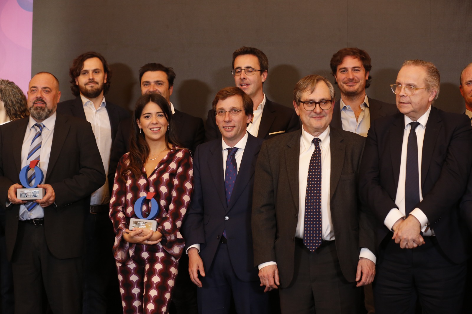 Mumit con el premio a mejor joyería de alta calidad