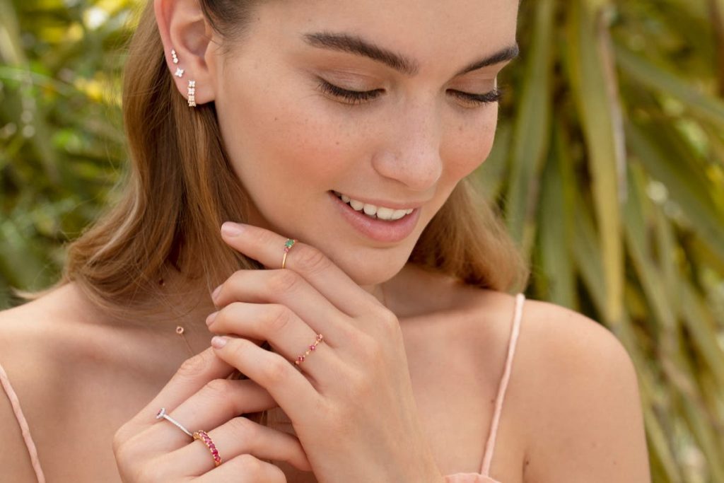 Cómo usar anillos midi, modelo con ellos puestos