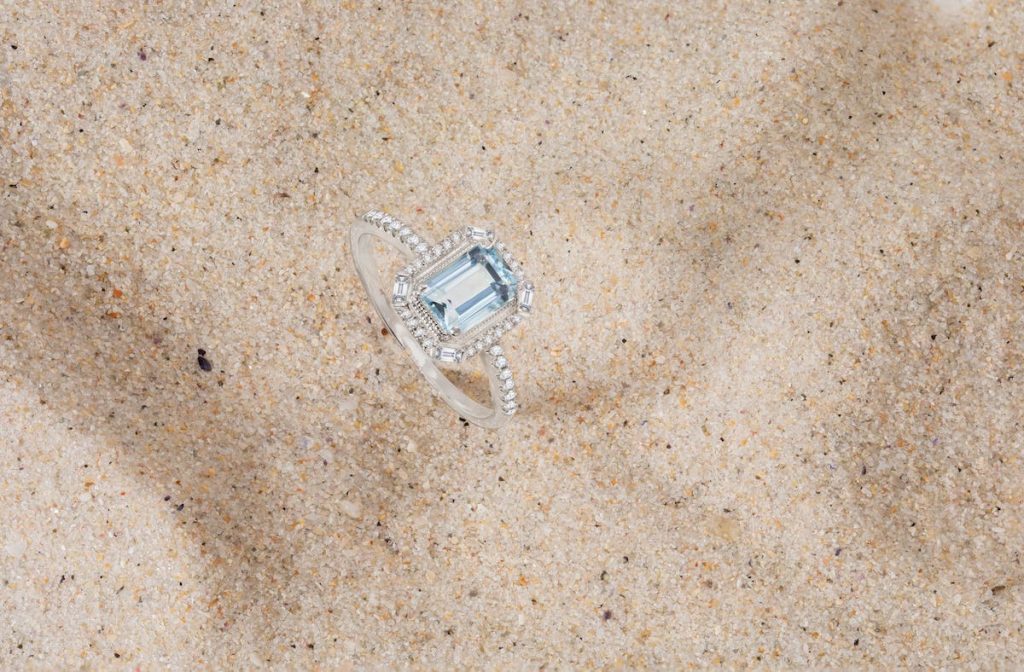 Sortija de aguamarina y diamantes