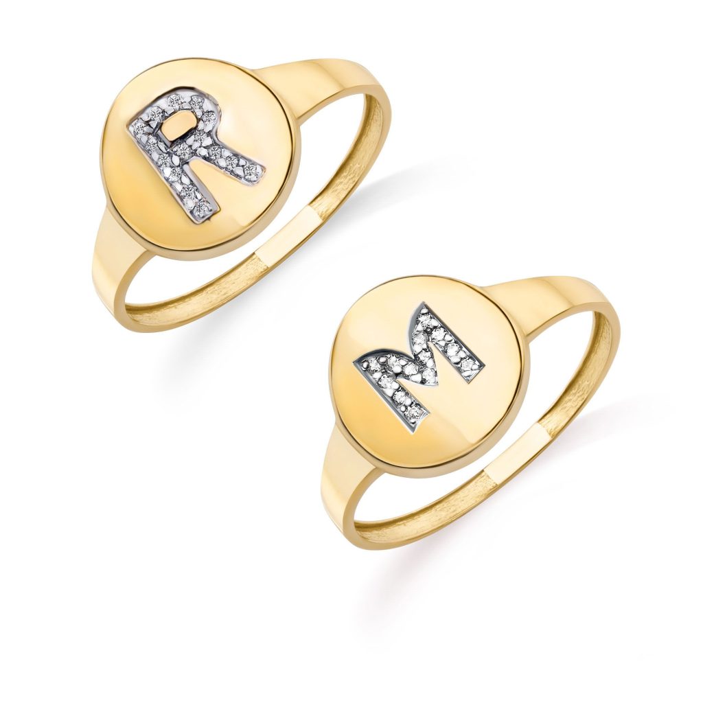 anillo sello inicial de oro con topacios