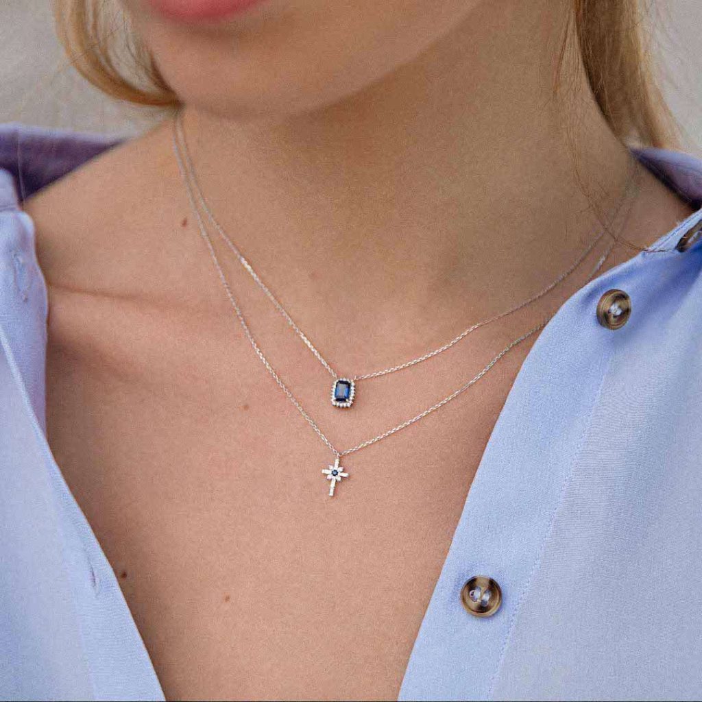 Mujer posando con Gargantilla Cruz Brinna de Zafiro y Diamantes