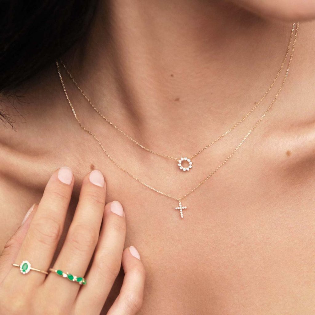 Modelo con gargantilla Soleil de Diamantes en Oro de 18 Kt de Mumit