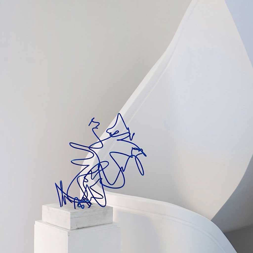 escultura azul romel mumit