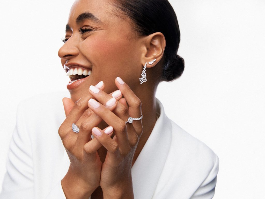 Modelo con Pendientes Luz de Luna Diamonds