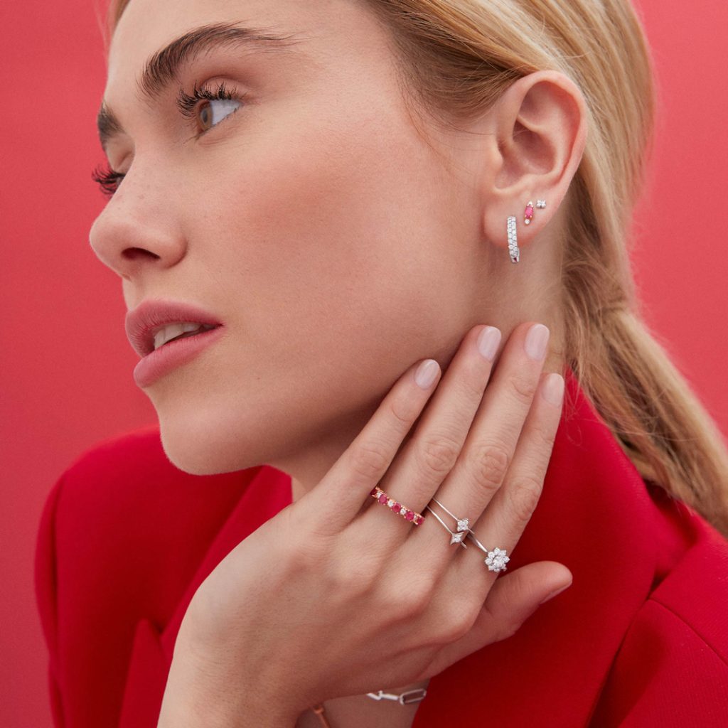 Modelo con sortija Rosa de los Vientos Hadar