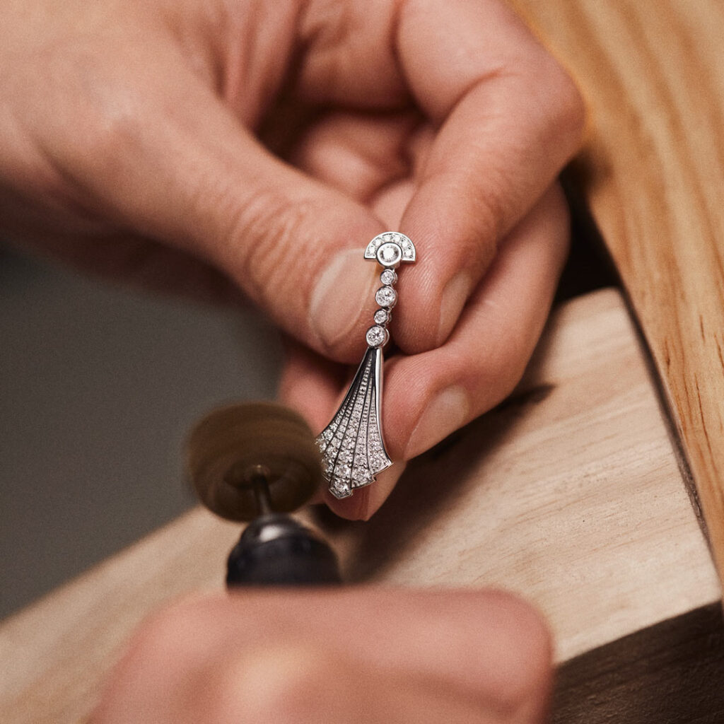 Craftsmanship in white gold and diamond bridal earrings by Mumit x Inuñez