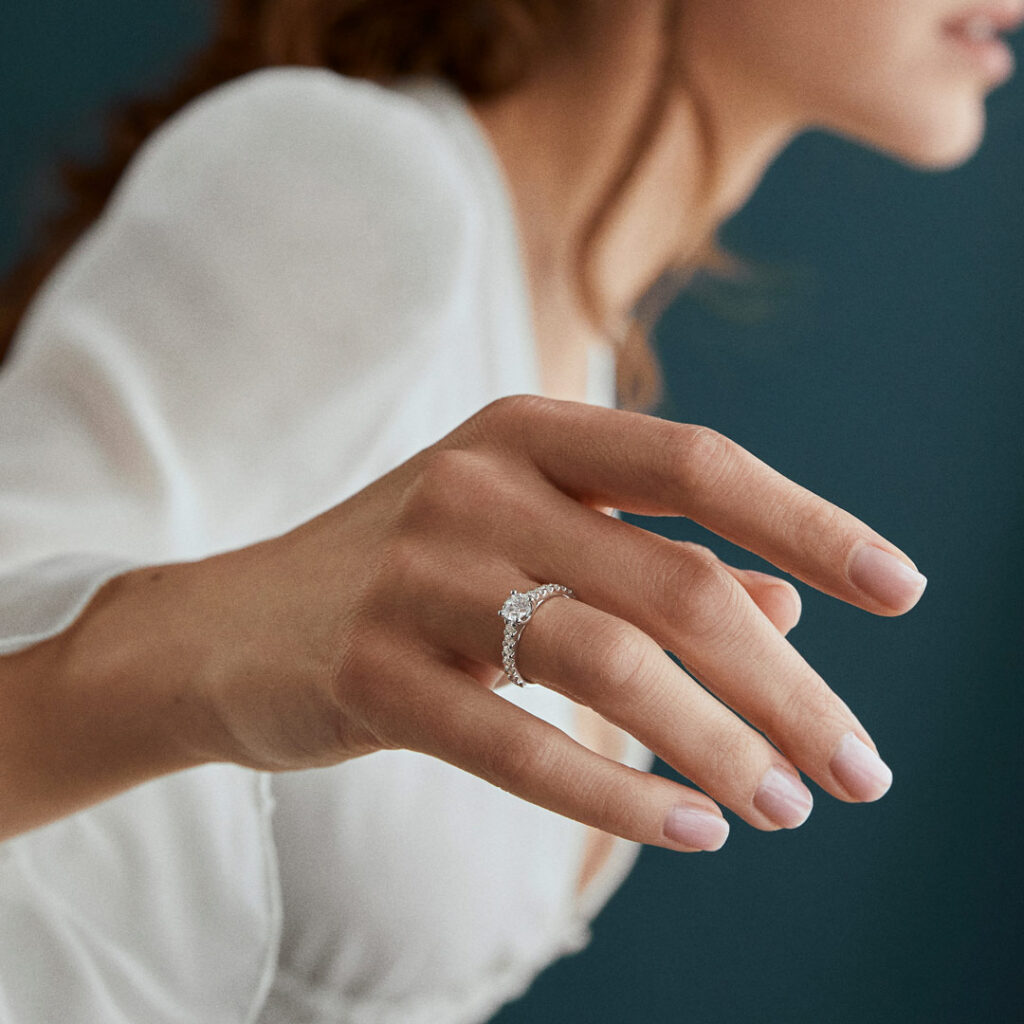 Sortija compromiso en oro blanco y diamantes